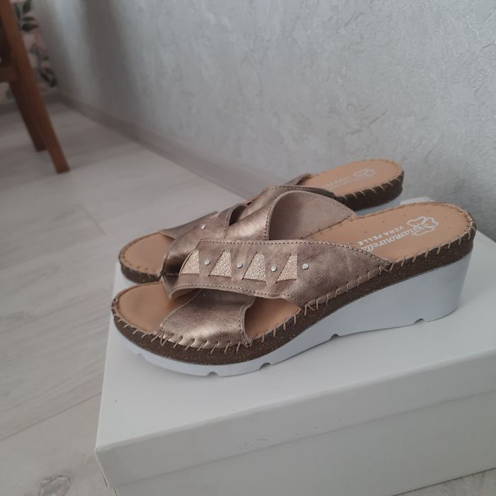 Шкіряні шльопанці