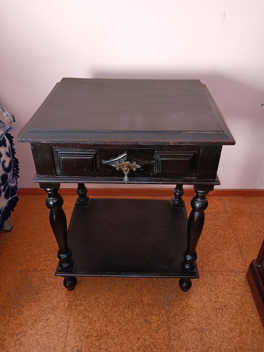 Par de mesinhas de cabeceira vintage em madeira maciça