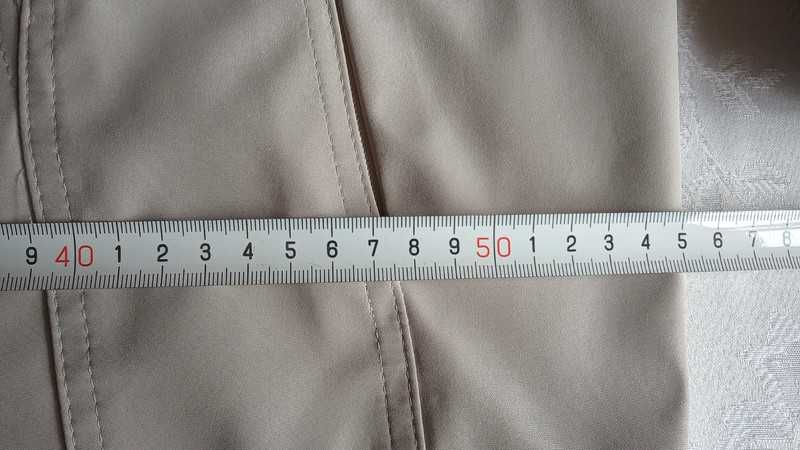 krótki jasnobezowy płaszczyk