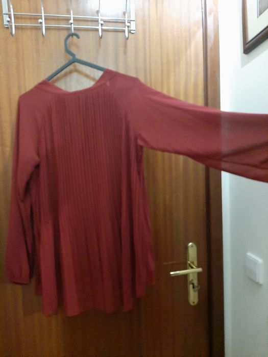 Túnica tamanho único Bordeaux (nova) com plissado à frente e atrás