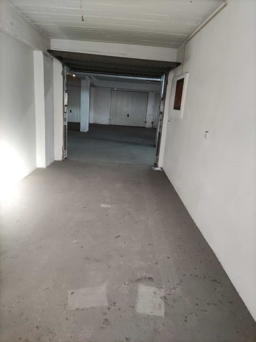 Arrendo Garagem Box Queluz 16m2 com Luz Natural e Eletricidade