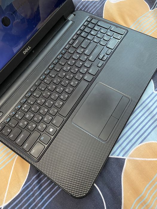 Ноутбук dell працює