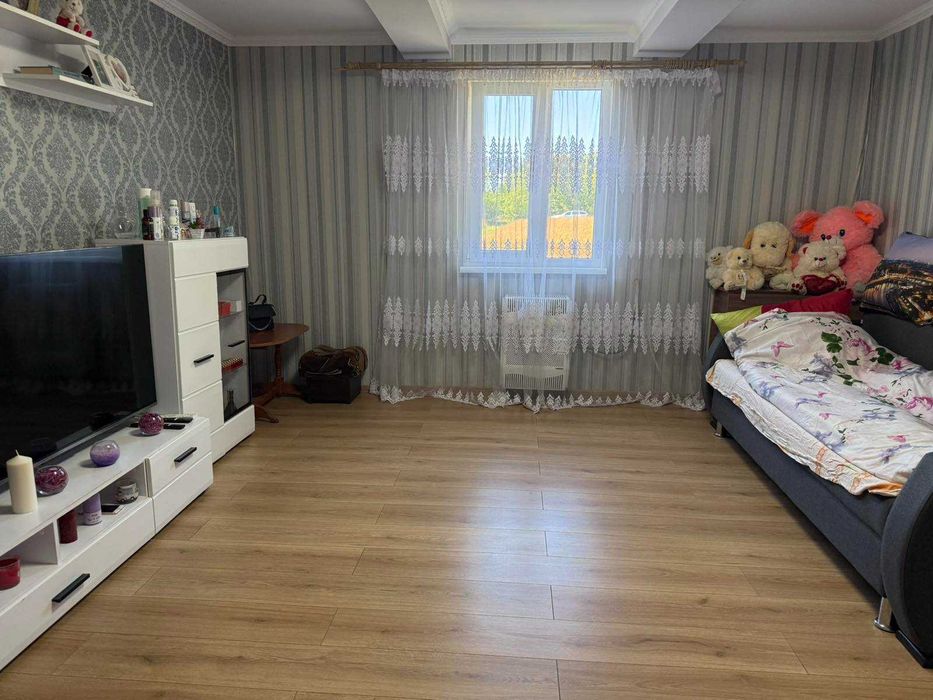 Житловий будинок та земельна ділянка 1 га., с. Товмач