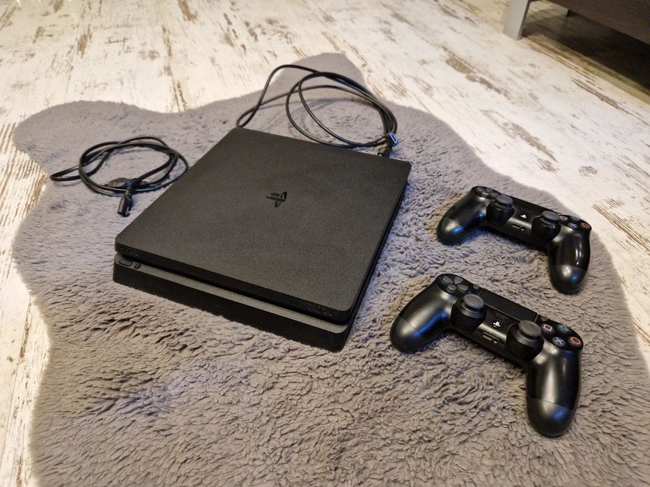 PS4 slim 1TB + 2 pady