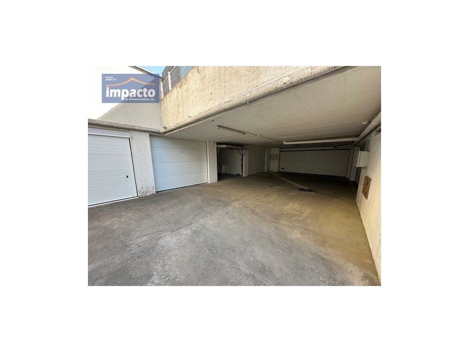 Garagem, portal elétrico e mezanino, Alverca