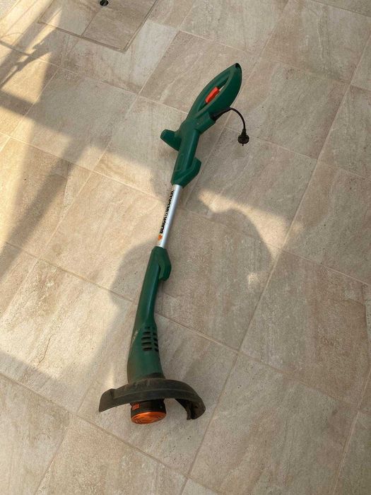 Aparador de Relva Black & Decker 300W