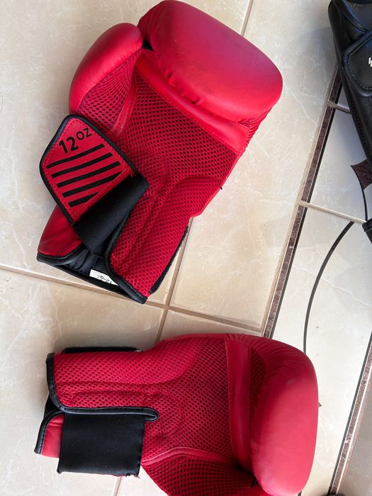 Luvas- caneleiras com pé- plaustrons para boxe