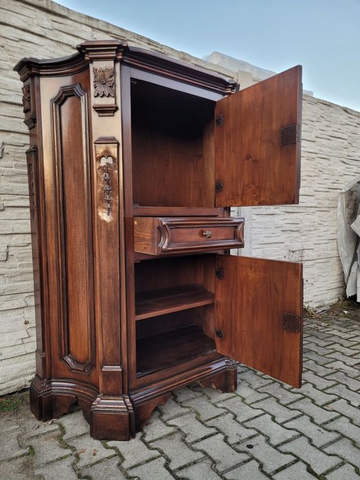 Dębowa szafa-bielizniarka.