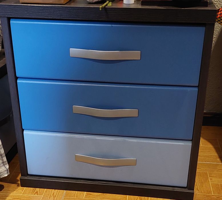 Quarto criança / Mesinha cabeceira/ roupeiro/ colchão