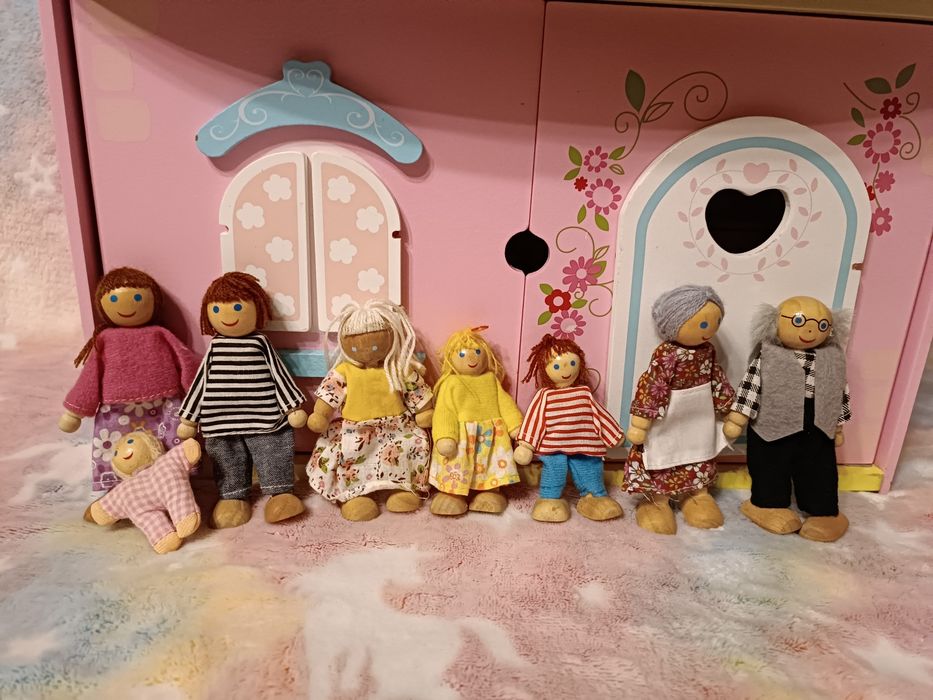 Duży zestaw drewniany dla dziewczynki: domek, mebelki, ludziki