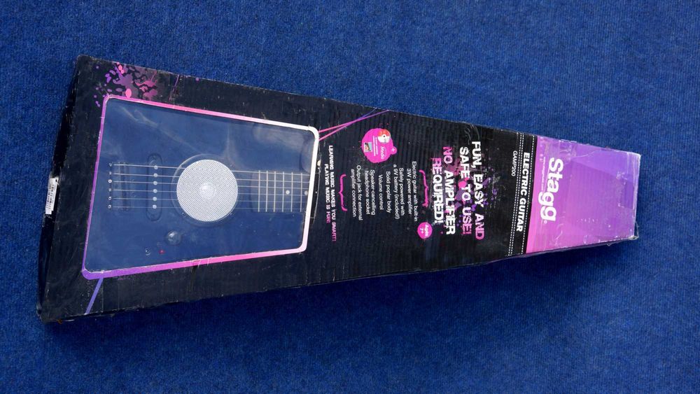 NOWA gitara Stagg z wbudowanym wzmacniaczem, warta ponad 700 zł