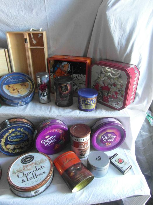 Latas e cx madeira para coleção