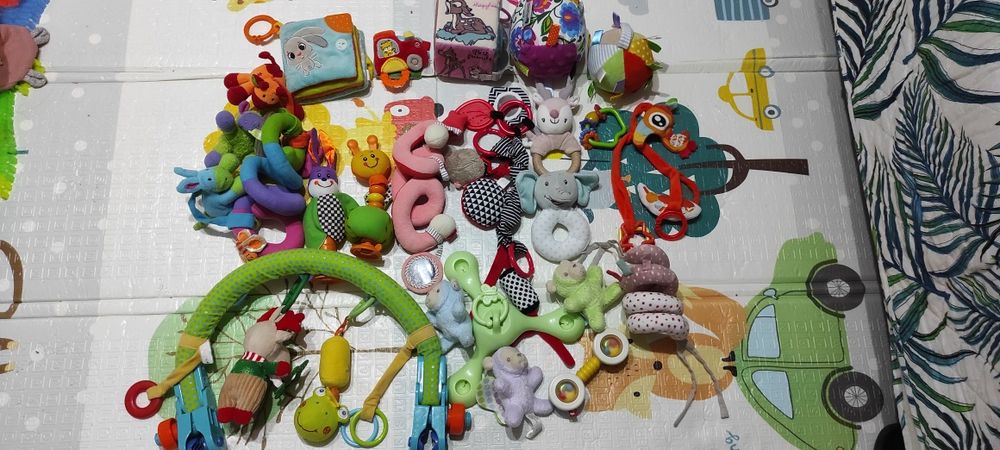 Zabawki dla niemowlaka. Do powieszenia i do rączki.