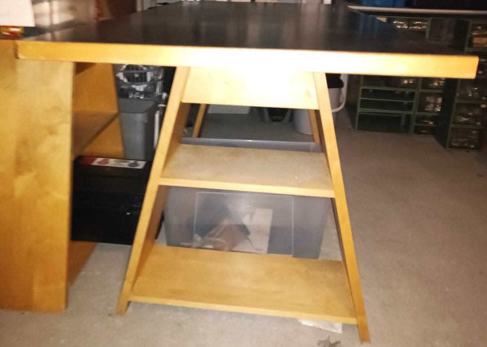 Secretária em madeira com o tampo preto