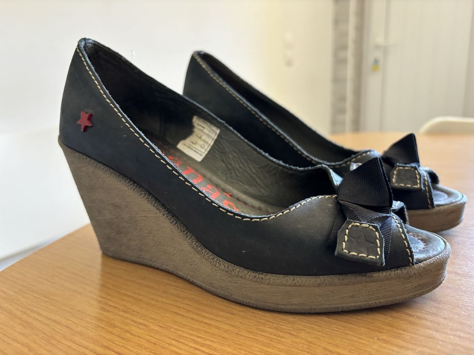 Sapatos de salto em cunha marca Cubanas