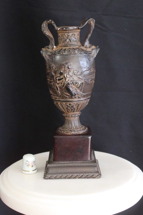 Ânfora vintage com duas pegas, decorada com cenas da Grécia Antiga