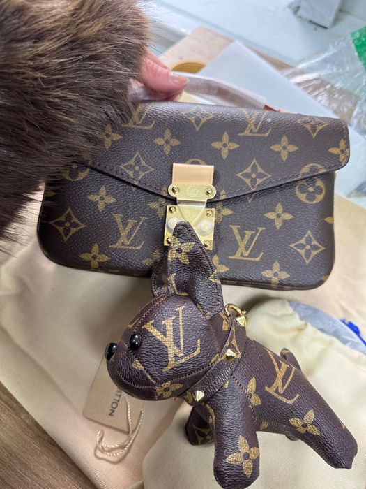 Louis Vuitton стильний брелок бульдожка