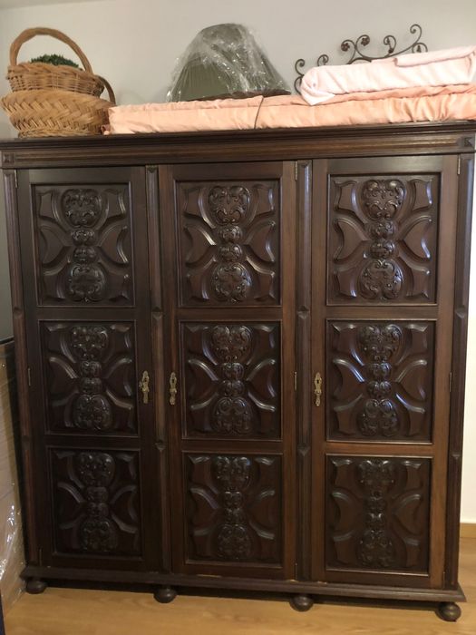 Roupeiro/ Guarda-fatos vintage com talha rica e muita arrumação