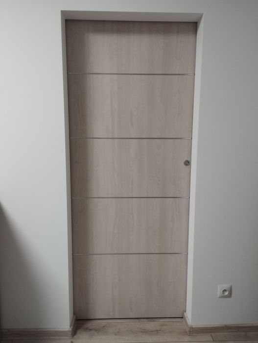 Drzwi wewnętrzne przesuwne z prowadnicą sprzedam