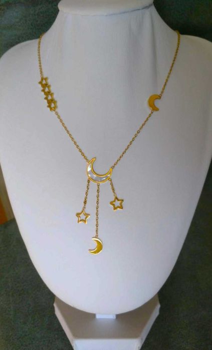 Colar Aço Dourado c/ Estrelas e Lua em Madreperola NOVO