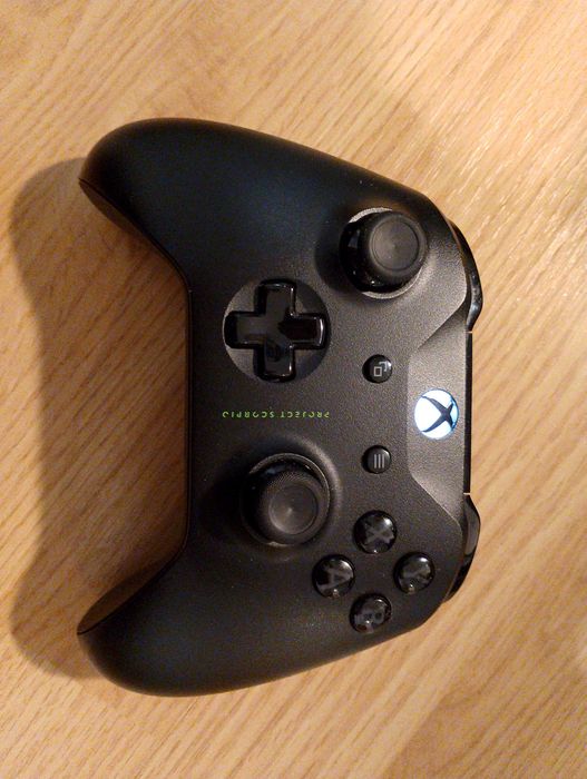 Konsola Microsoft Xbox One 1TB + Pad