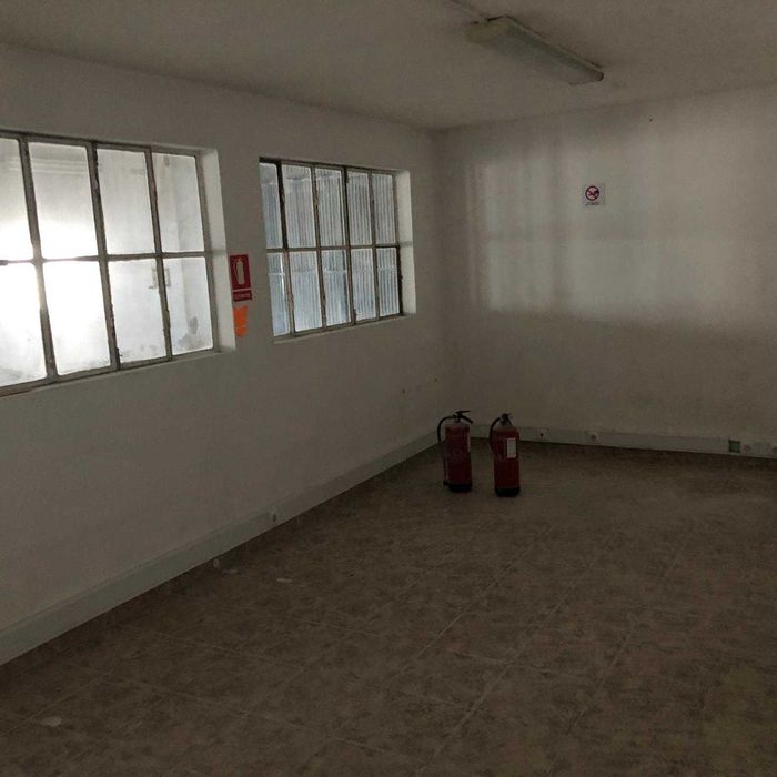 Arrenda-se Armazém em Benavente, bom estado, com contracto.