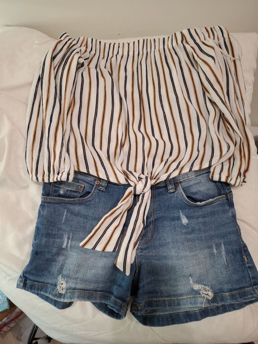 Conjunto calção de gang e blusa ombro a ombro
Calção Tamanho 34 marca Springfield 
Top ombro a ombro Tamanho S marca Pull&Bear
