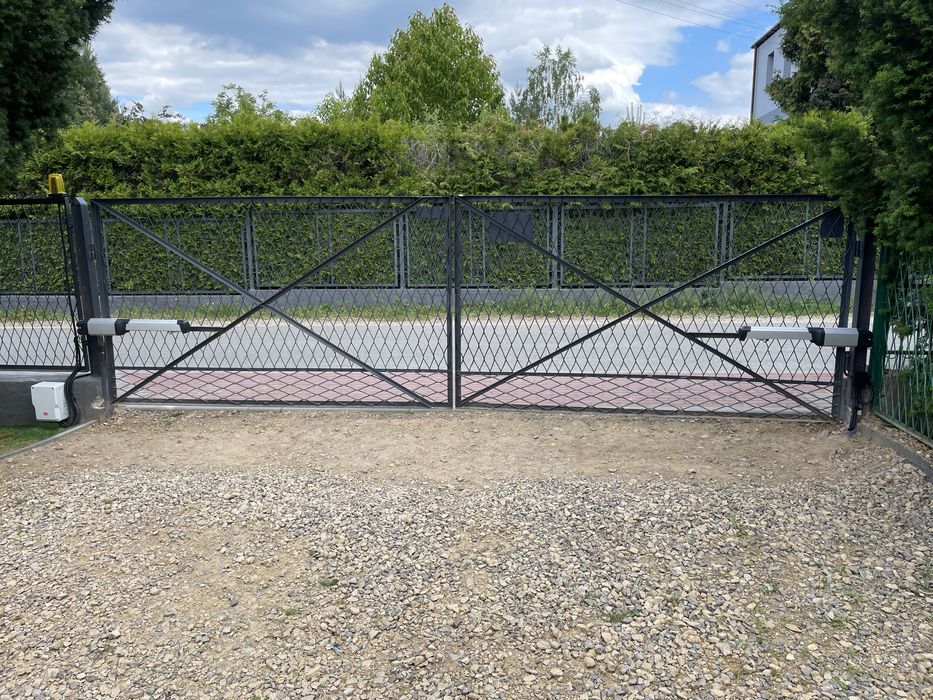 Montaż oraz serwis napędów do bram dwuskrzydłowych oraz przesuwnych
