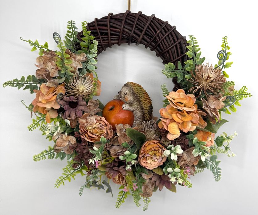 Wianek jesienny ratanowy 36 cm z jeżykiem i jabłkiem