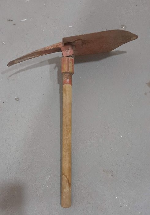 Ferramenta antiga militar com pá dobrável