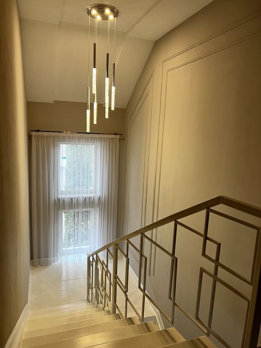 Будинок в районі вул. Буковинської (Беверлі Хіллс.) Є басейн