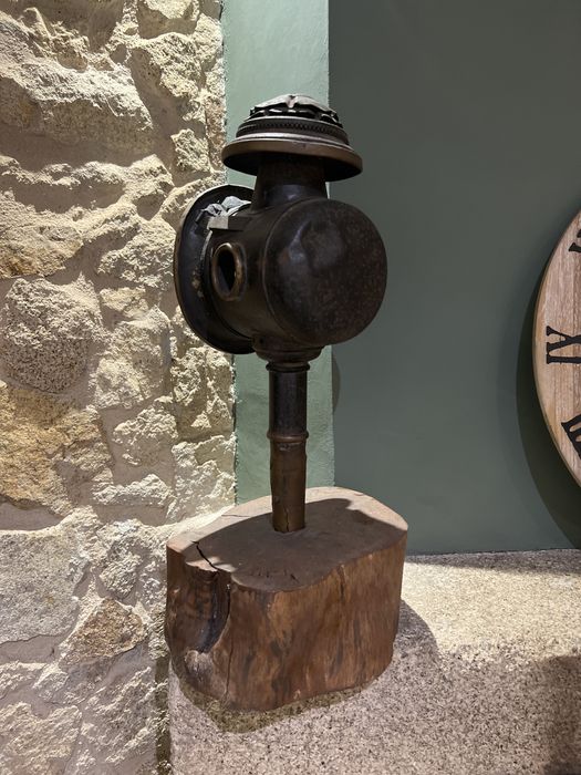 Lanterna Antiga com base em madeira para decoração