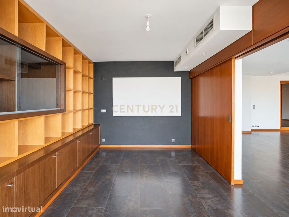 T5+1 Duplex em Linda-a-Velha com 291 m² úteis, 5 estacionamentos e vis
