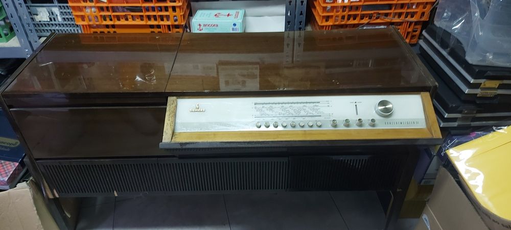 Radio de movel antigo de 1965