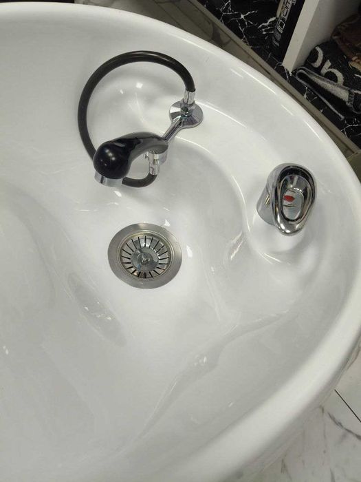 3 cadeiras e 2 lavatórios para melhor salão de beleza