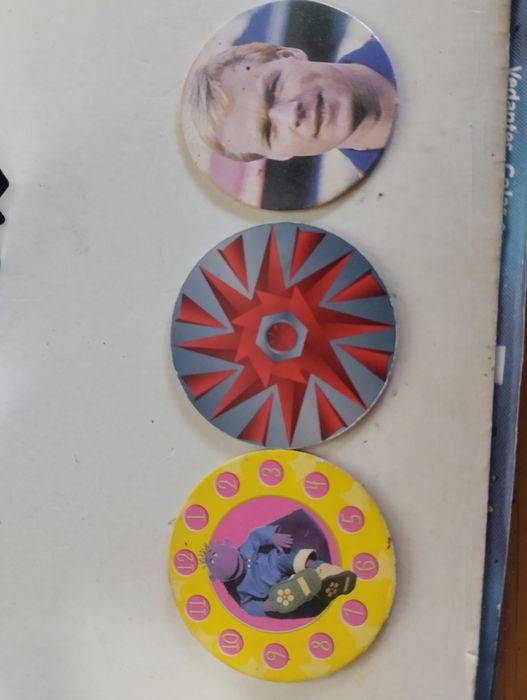 (A) Tazos de vários temas