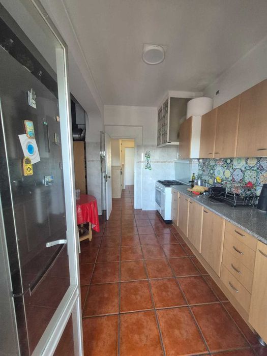 Quarto p/casal com banho privativo e marquise  em Alhandra