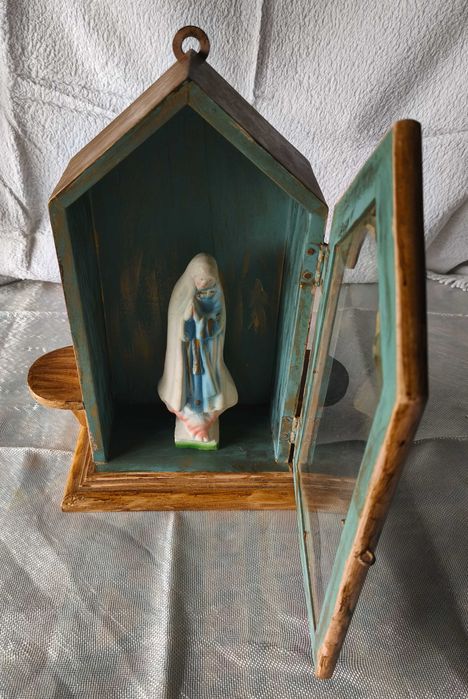 Oratório antigo com santa