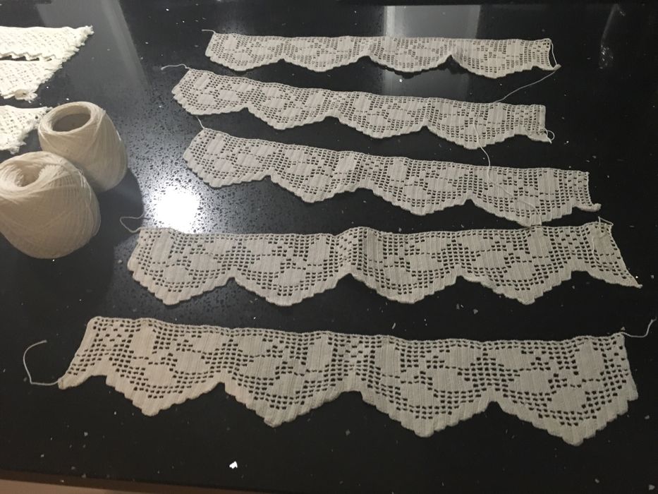 Rendas feitas a mão e recortes de linho