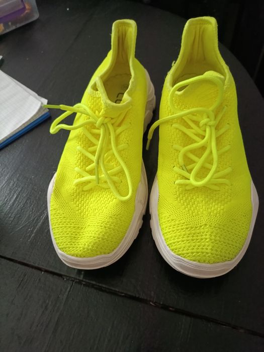 Кросівки яскраві жовті