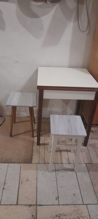 Продаю кухон.стол +2табурета