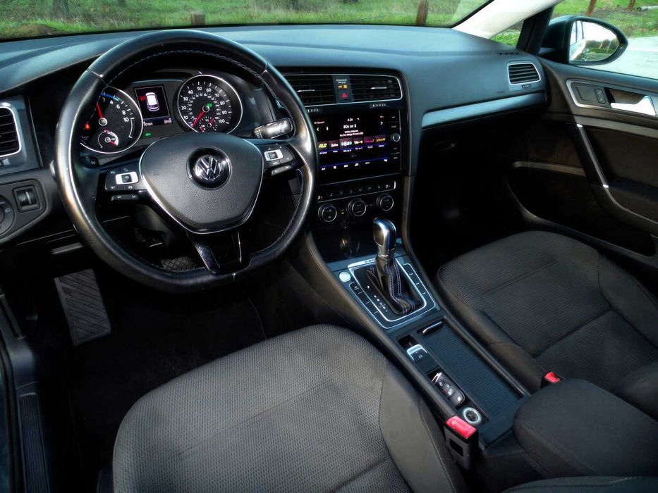 Volkswagen e-Golf      2020