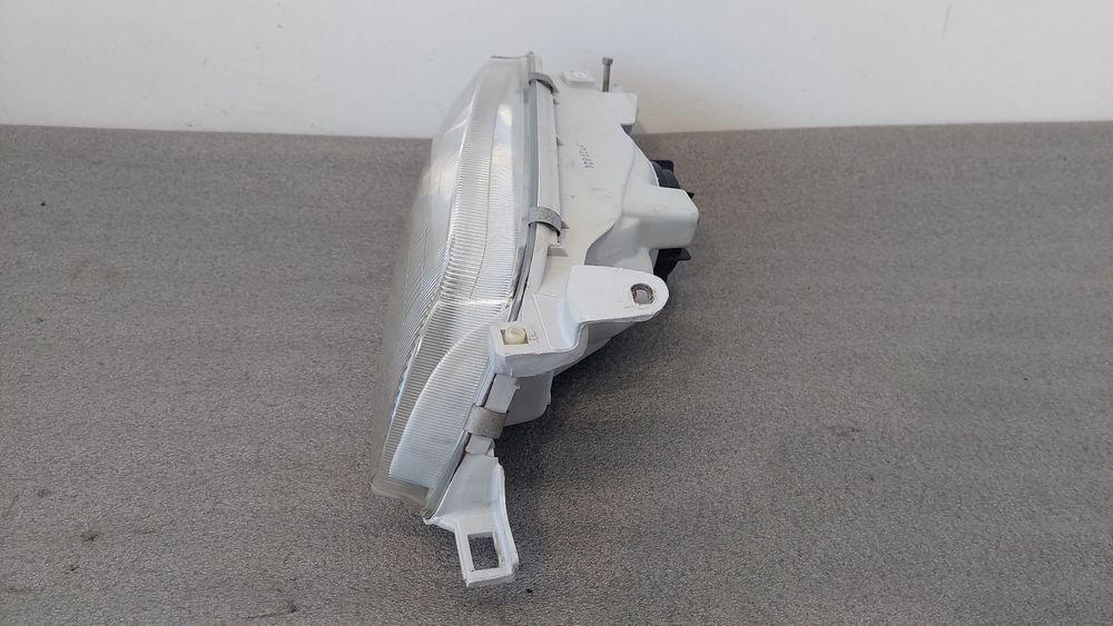 Ótica / farol direita TOYOTA Corolla Compact (_E10_)