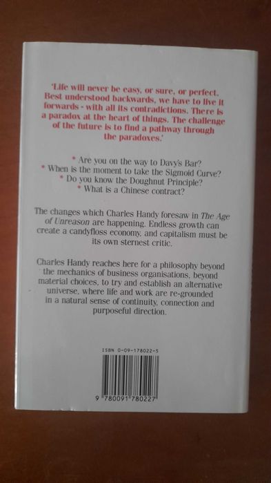 Livro INGLES The Empty Raincoat Capa Dura