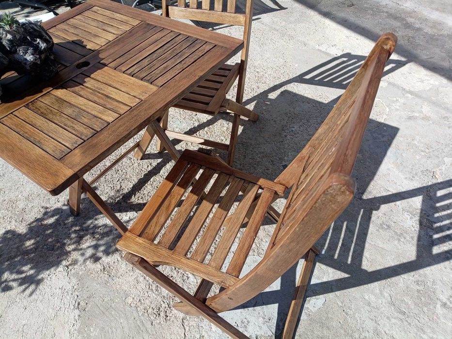Mesa de madeira com 2 cadeiras
