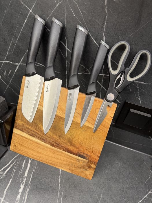 Набір ножів новий Тефаль на дошці магнітній