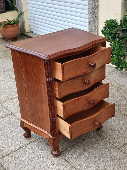 Vendo CAMISEIRO com 4 gavetas em muito boa madeira MACIÇA como novo.
