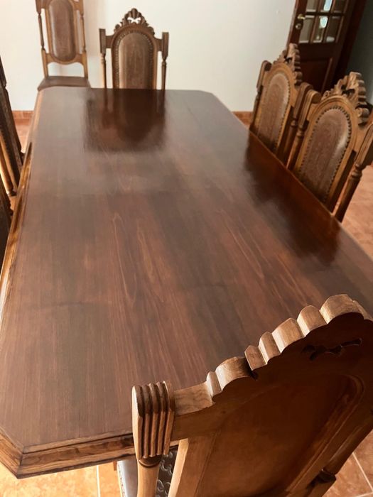 Mesa com 8 cadeiras de madeira