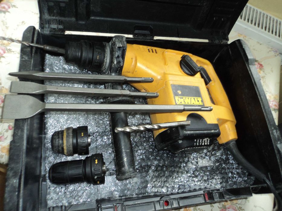 Dewalt d25404 qs mocna  mlotowiertarka 3-funkc.900w 4.2 j z kuciem-W ZESTAWIE 3 GLOWICE.