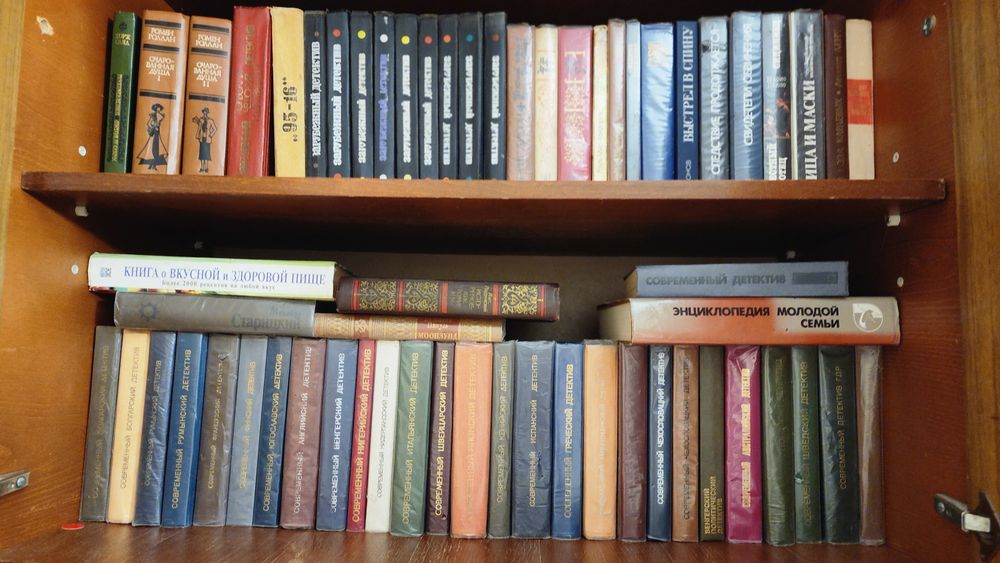 Продам книги. 200 томов. Состояние идеальное.  Стоим. 25000 грн